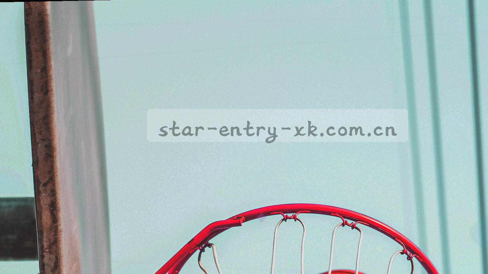 星空背景与体育场观众席剪影，深蓝和紫色调